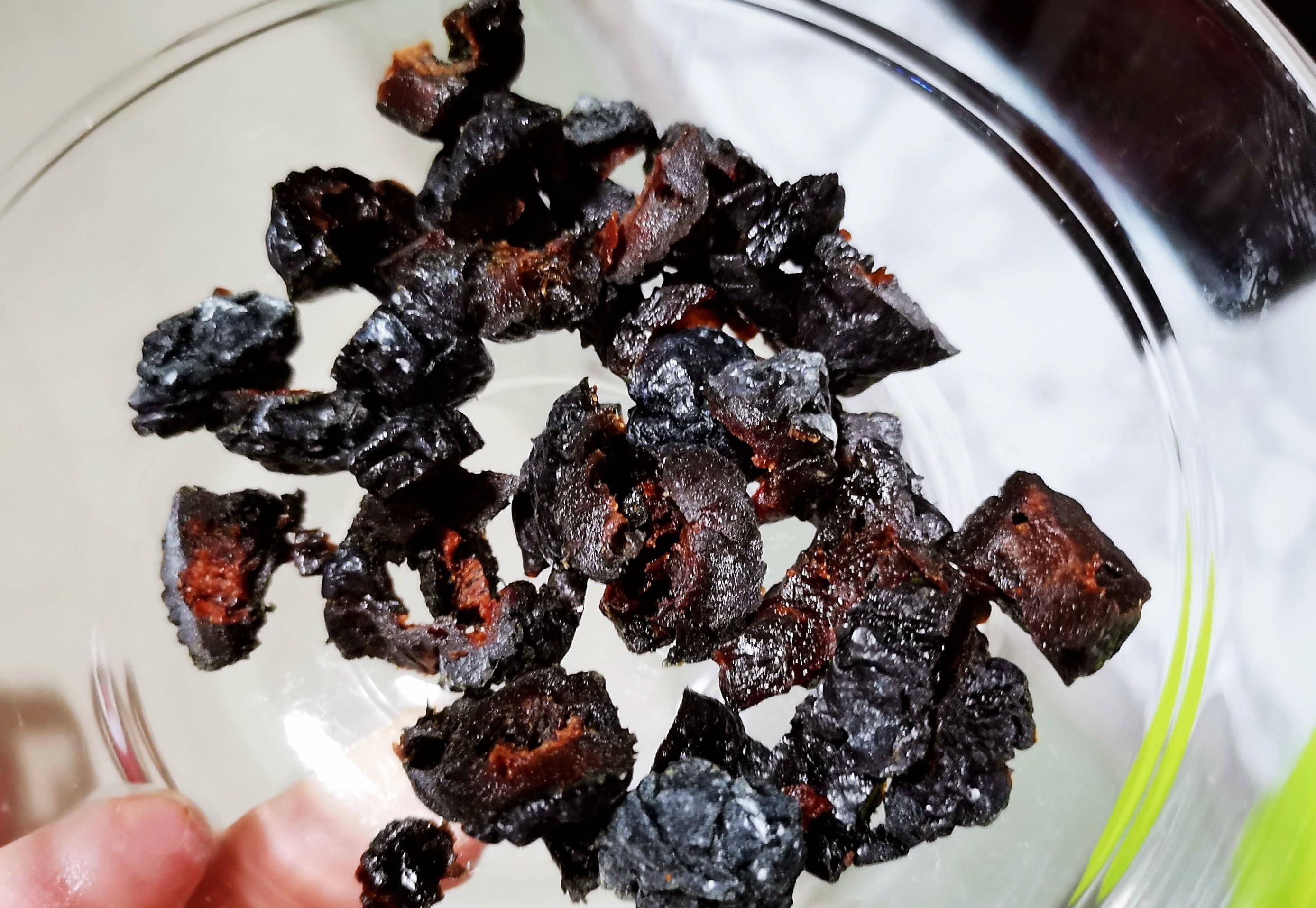 乌梅与小番茄夹在一起吃，止渴生津，酸甜爽口，一口一个很过瘾