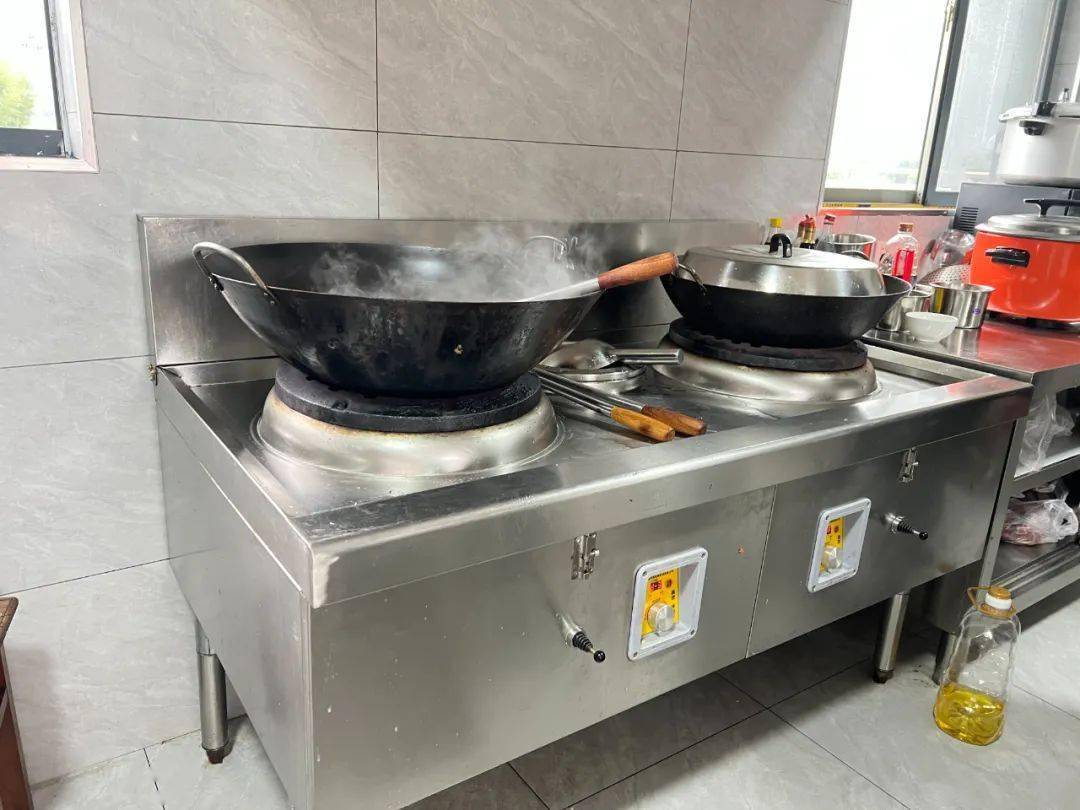 植物油灶台多次带队参观市区的餐饮店村党总支书记孟晓国爱心食堂筹建