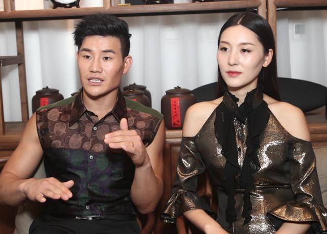 穿旗袍秀超完美身材,被网友吐槽下巴显僵硬