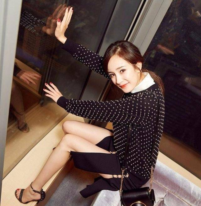 女明星钟爱尖头鞋,但看了宋茜的脚,罗马脚更适合一双方头高跟鞋_女孩