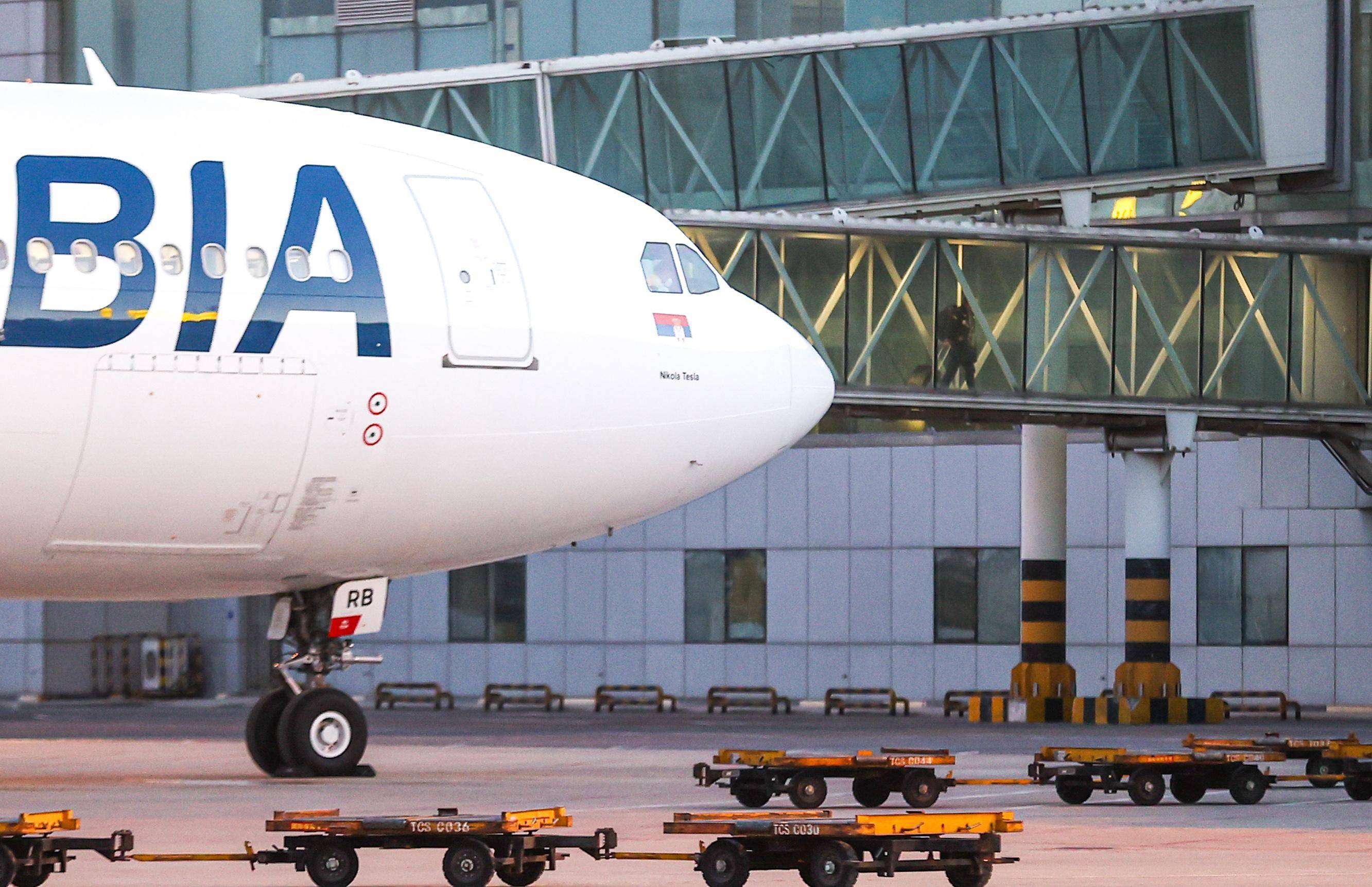 (新华全媒 )塞尔维亚航空首个直飞中国航班落地_李然_着陆_航线