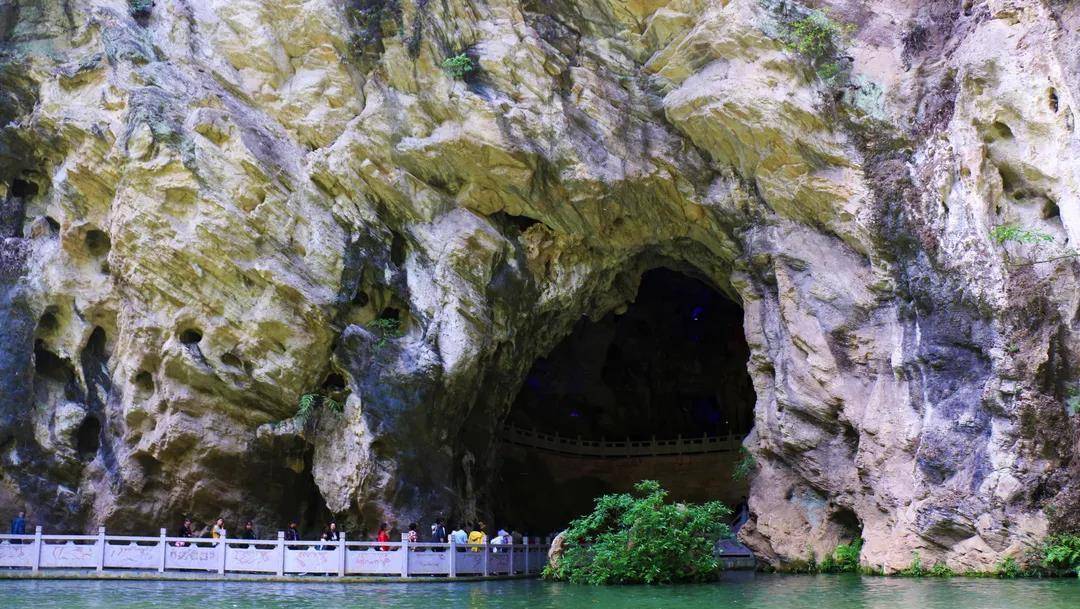 将所有的主要设施建造在溶洞中,一个一个地下室进行打通,主电机房主要