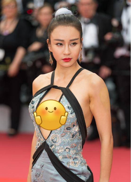 成龙的"女弟子"曲线真好,穿修身裙做抱拳动作,好似当代花木兰_徐冬梅