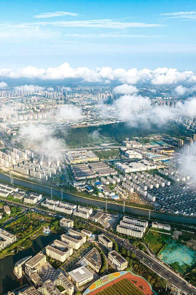 它是"中国醋都",也是美味人间.