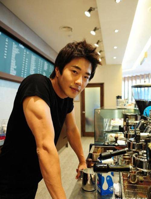 这位"苦情大叔"足足拼了半辈子_明星_截图_形象