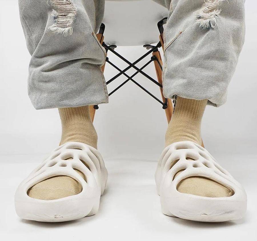 侃爷带着yeezy450拖鞋来挑战你的审美极限_创新_系列_潮流
