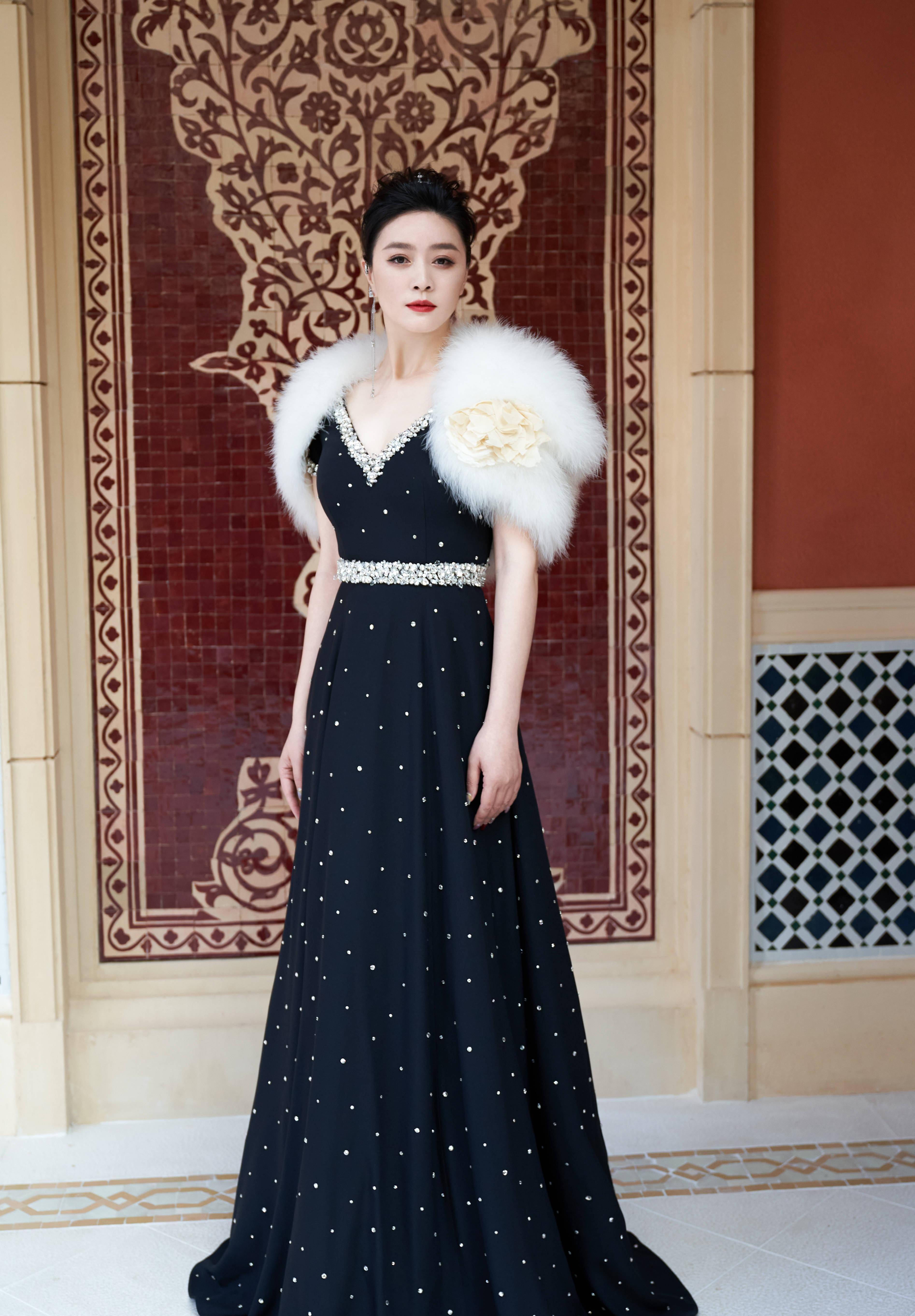 田海蓉太有料,穿白色时尚时尚海边游,45岁皮肤细滑美白好气质_礼服