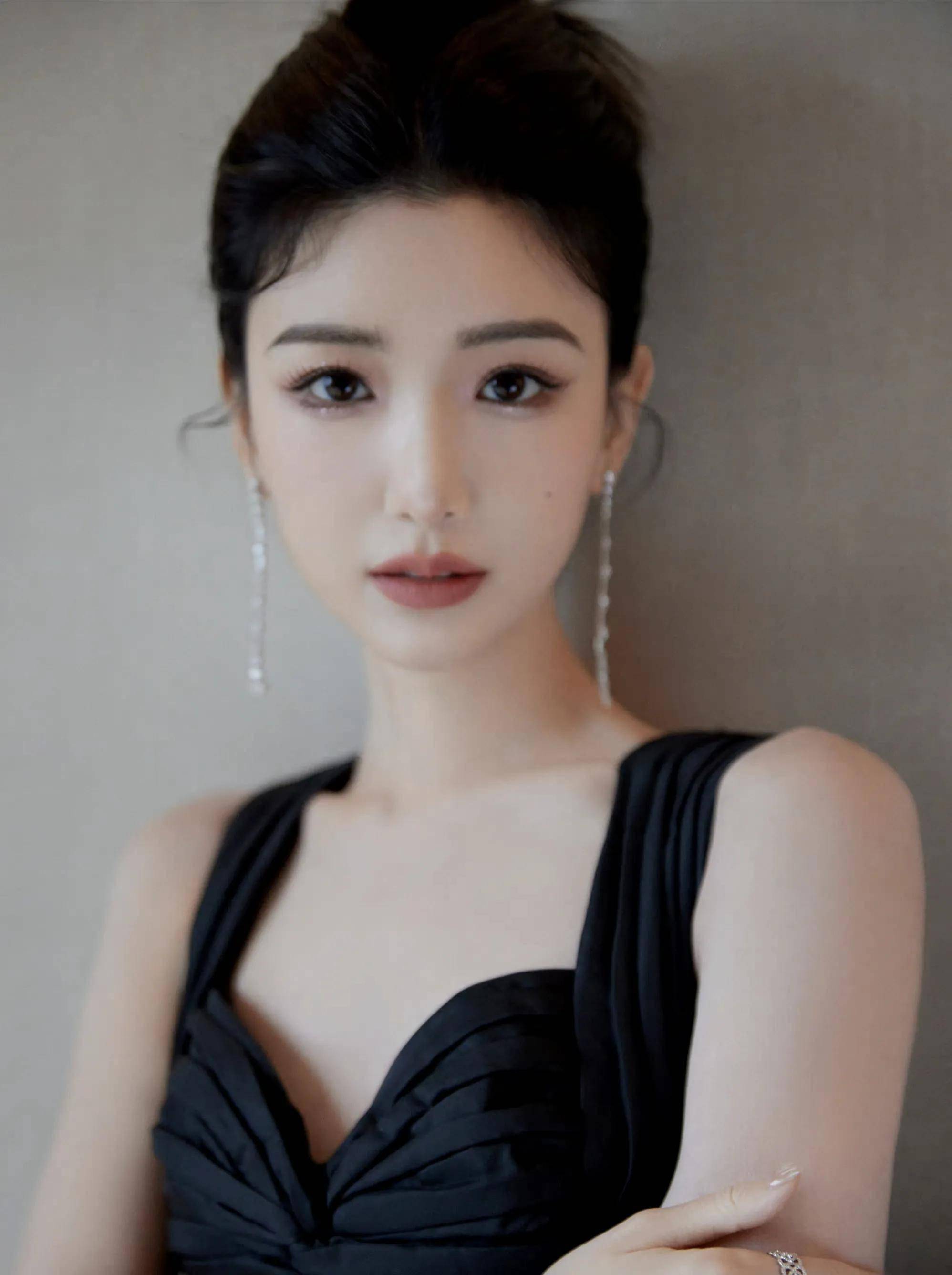 女明星毛晓彤时尚写真:如花似玉,公主气质