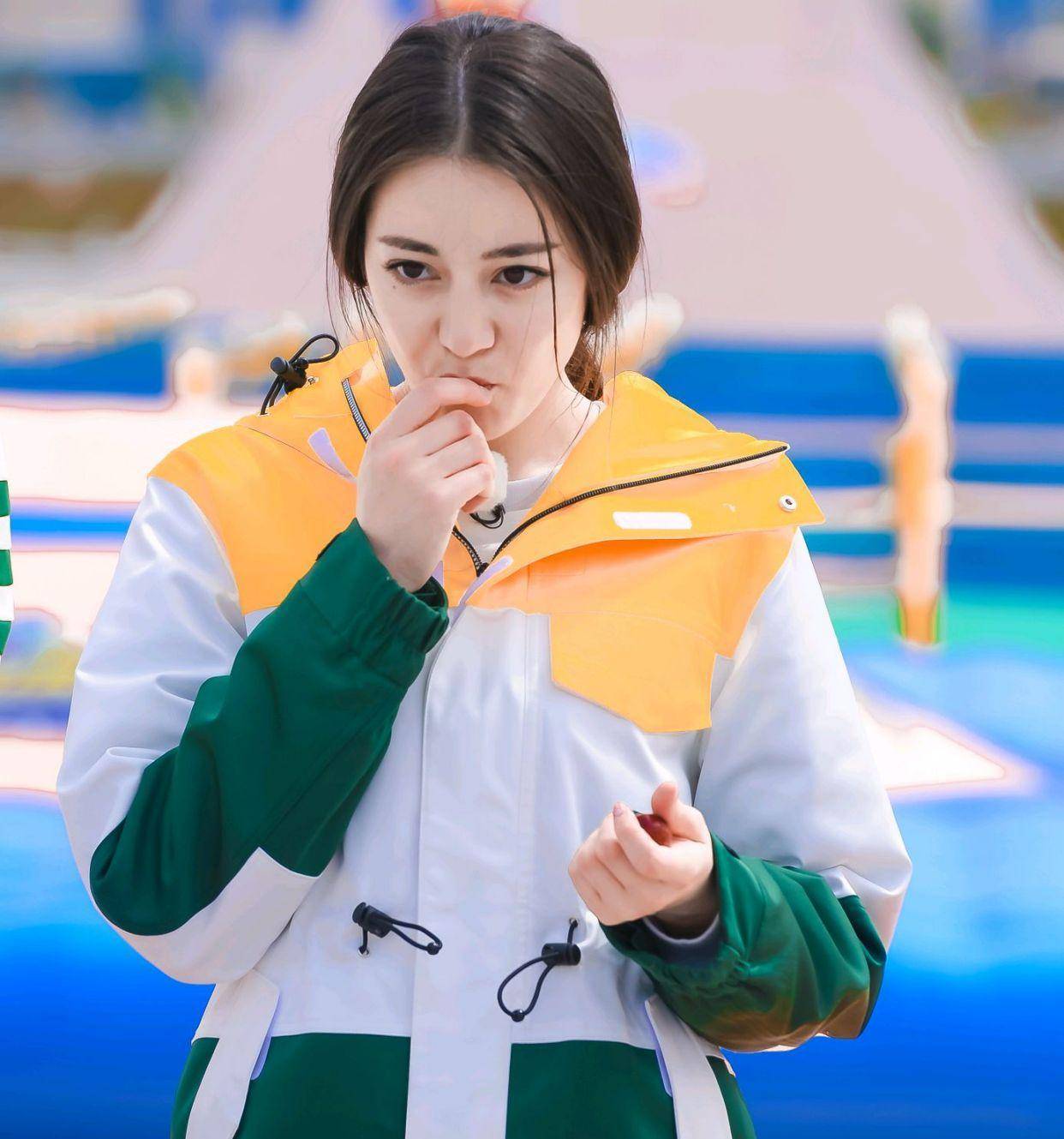 蚂蚁腰大长腿的热巴穿啥都好看,随便一搭就是亮点,女生都嫉妒了_身材