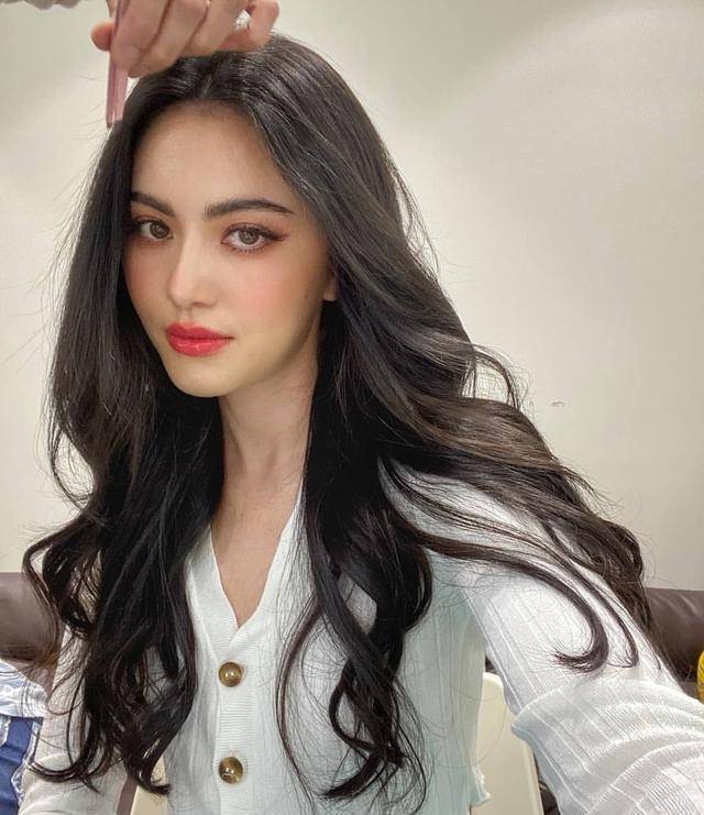 mai davika尝试"渣女大波浪",配黑色抹身材上衣,既时尚又霸气_齐刘海