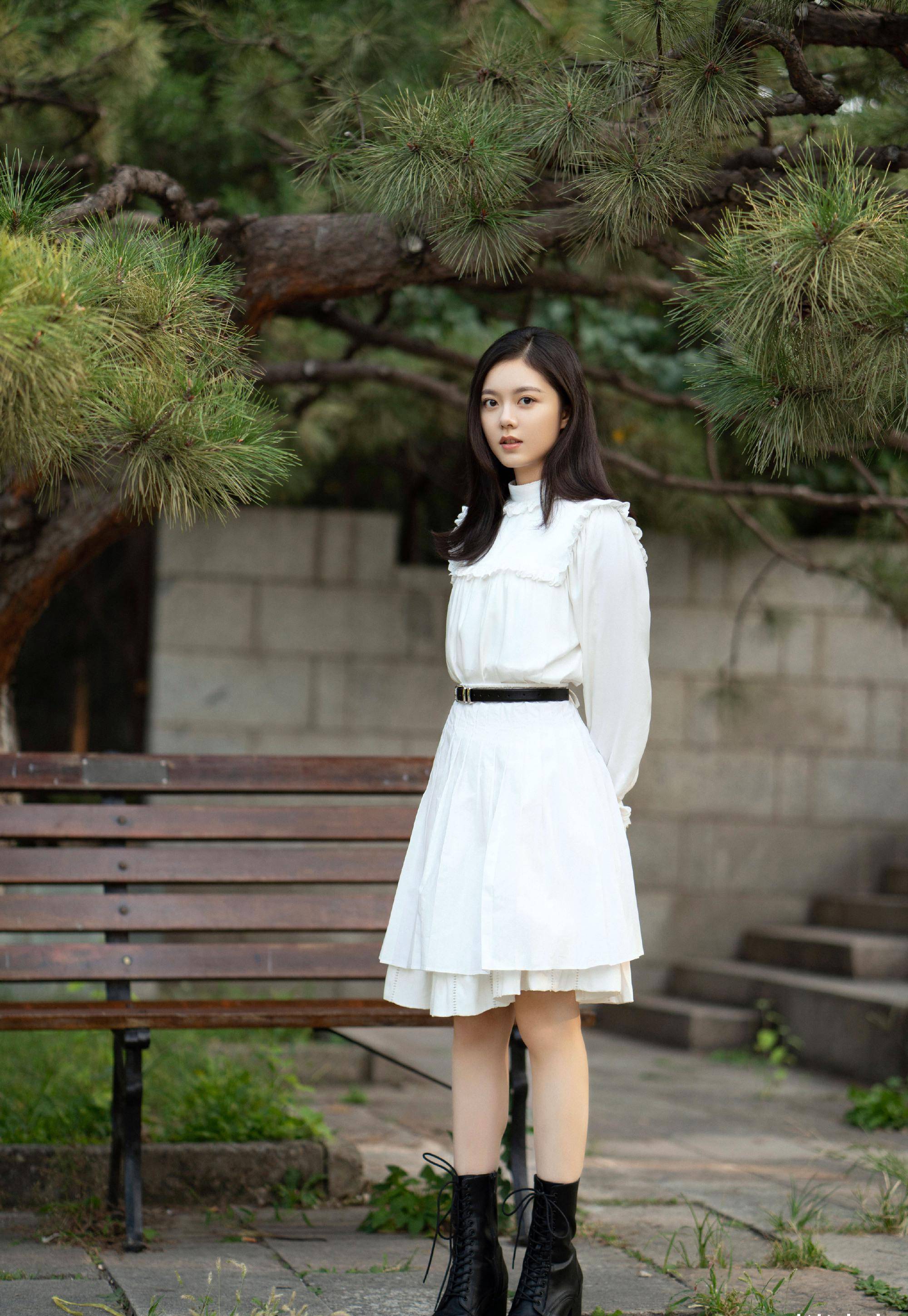 赵今麦蜕变成功,夏日风t恤短裤超苗条,空气刘海凸显大眼睛_白色_衬衫