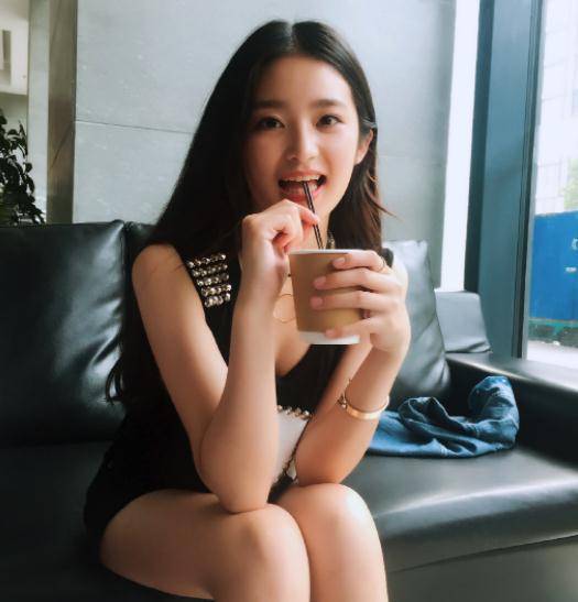 曾经的少年芈月长大了,如今蜕变成长腿美女,美貌神似林青霞_柴蔚_表演