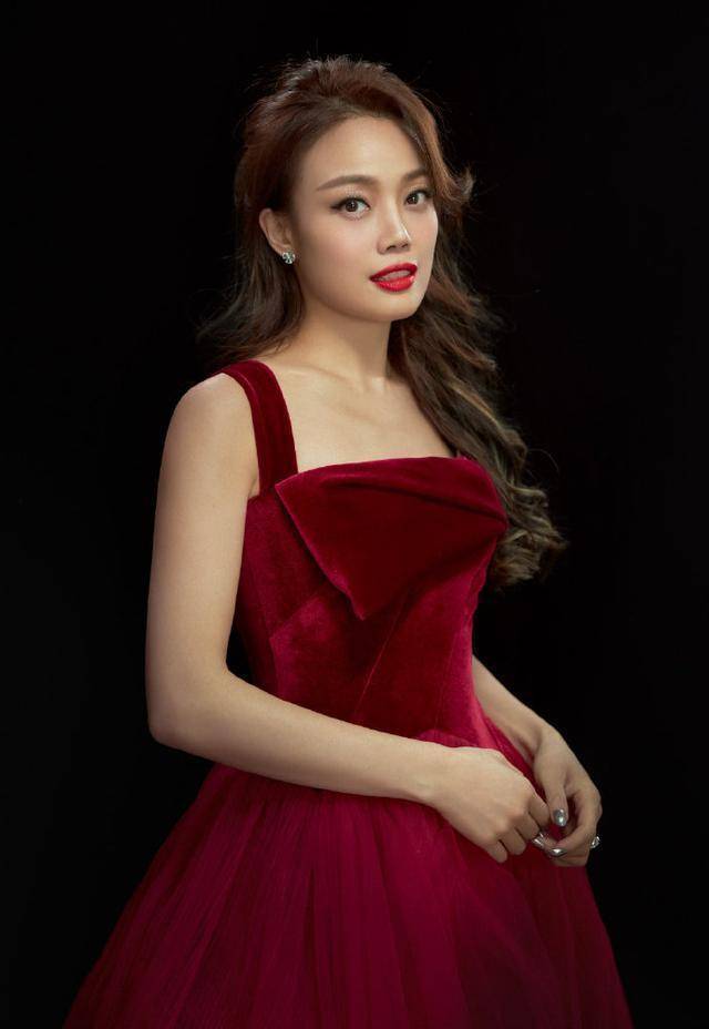 容祖儿美上电视,穿红丝绒纱裙优雅贵气,却被眼影抢了风头_时尚_造型