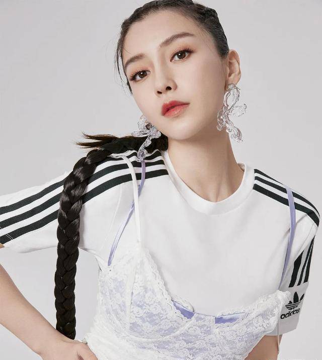 angelababy太少女了吧!新杂志解锁最潮春日穿搭,30岁比18岁都嫩