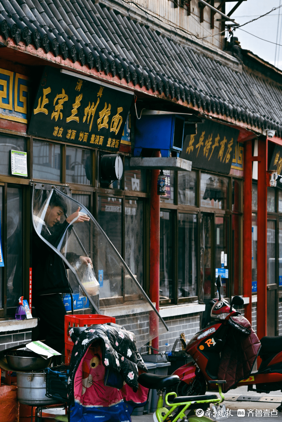 壹图集｜冷空气频袭泰城，行人脚步渐渐