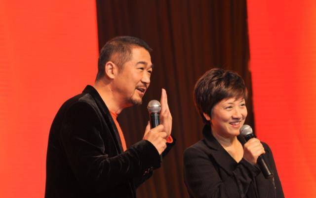 61岁邓婕携养子现身饭店,全程照料牵手回家,小儿子颜值不如哥哥