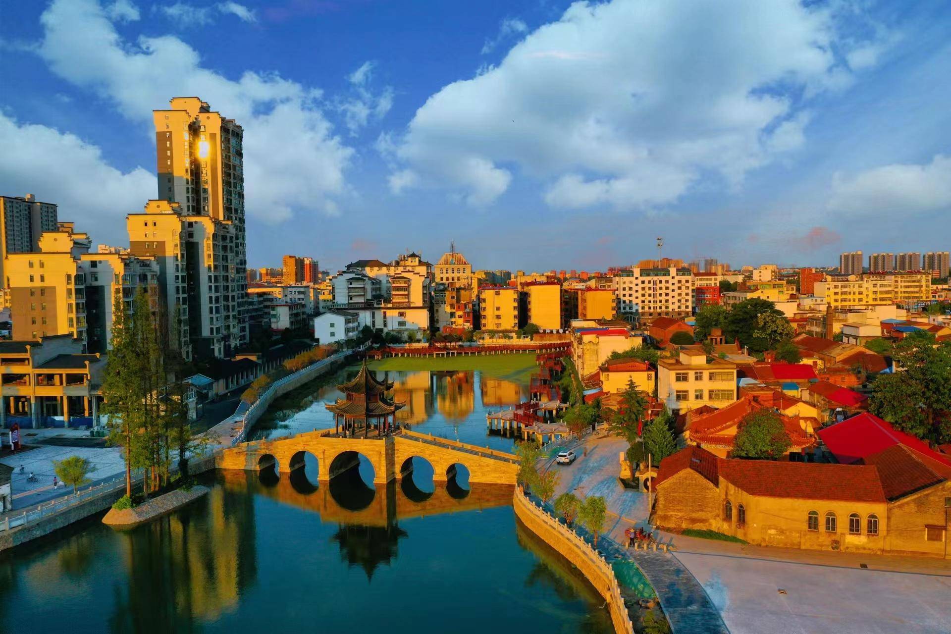 河南日报头版头题聚焦潢川倾心尽力暖民心惠民生_建设_人民_公园