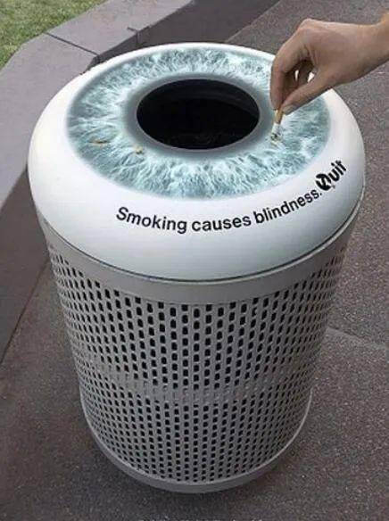 太像一个眼珠子了这个扔烟头的垃圾桶非常引人注目形象十足的倒咖啡