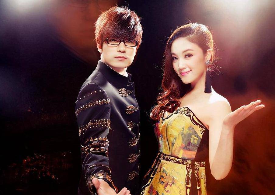 玖月奇迹王小玮离婚后首现身,笑容满面状态佳,新搭档男帅女美_组合