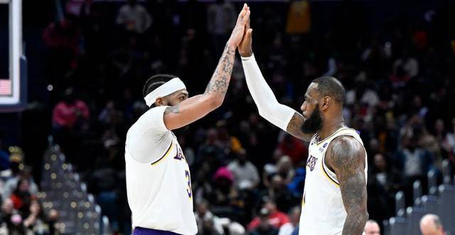 詹姆斯的职业生涯总得分已经达到了37062分,距离贾巴尔的位置又近了一