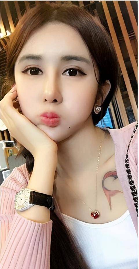 14岁就开始整容成"蛇精脸",因炫富走红,现在又整成了混血_孙燕姿