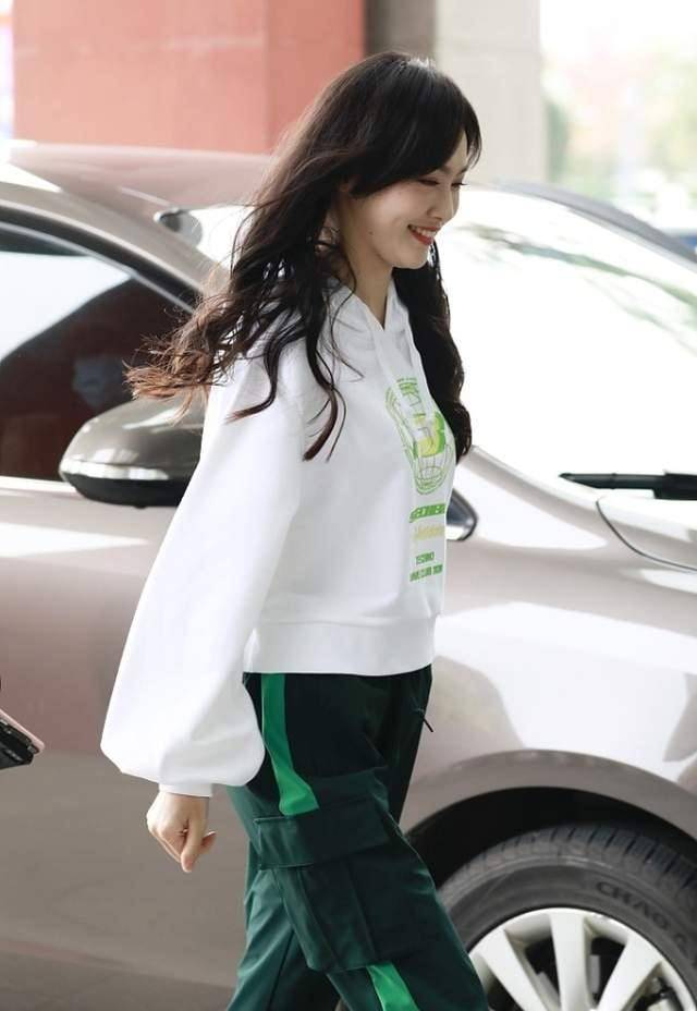 唐嫣这气质真不像当妈的,一身运动装清新活力,少女感太强了_卫衣_色调