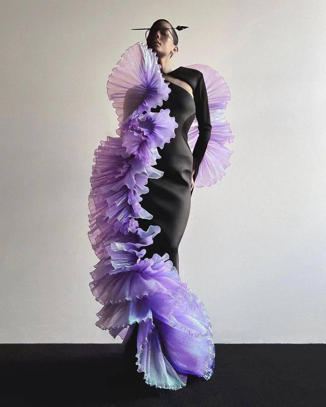 趋势| 2023春夏女装极致的浪漫主义 - 柔美蕾丝,轻盈薄纱,灵动飘带