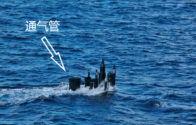 (通气管深度下的潜艇,黑色的大筒子就是通气管)常规潜艇使用柴油机 蓄