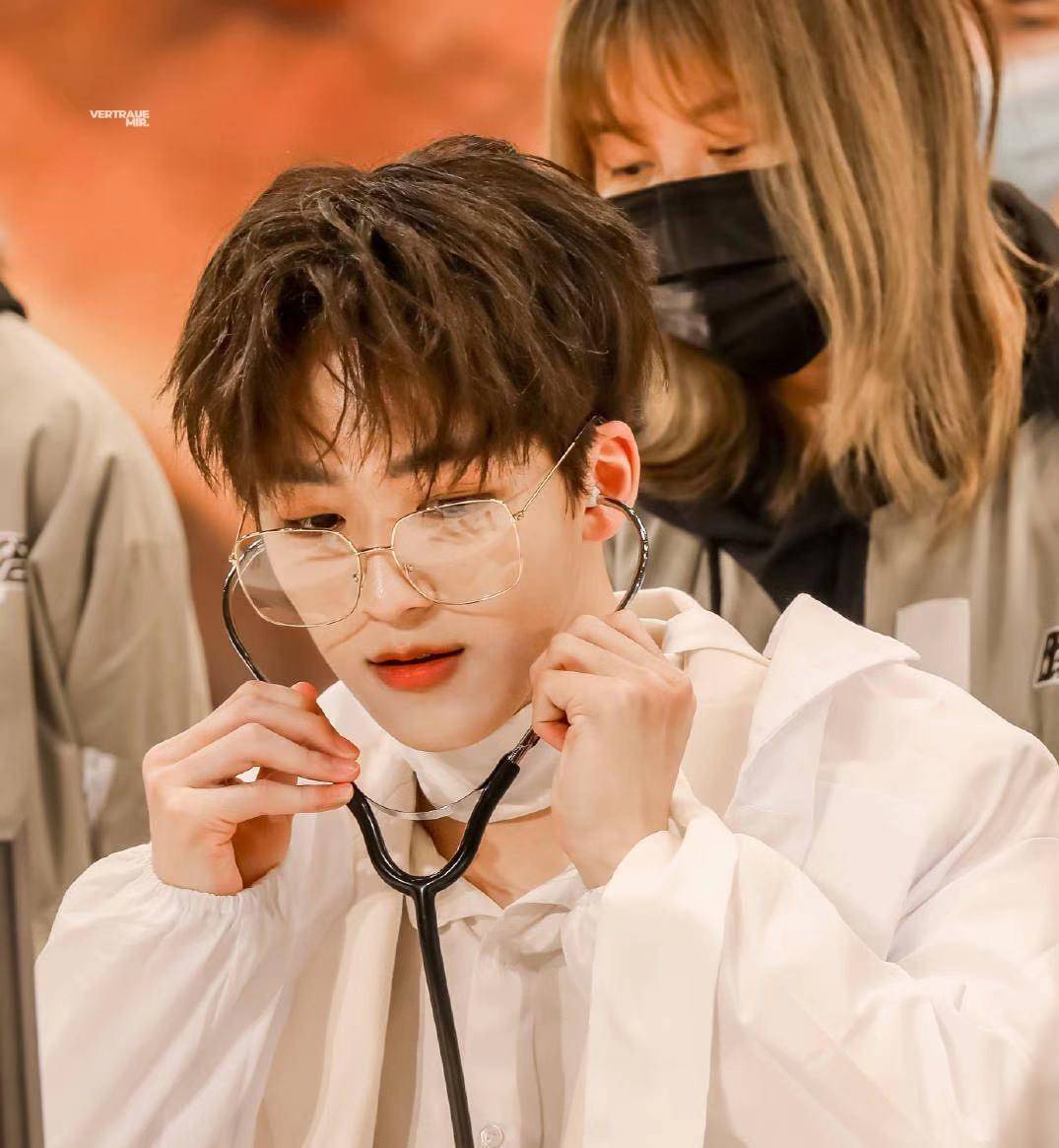 何洛洛把400元电吉他当作贝斯,全程手指乱撇,表情装得挺像_网友_电源