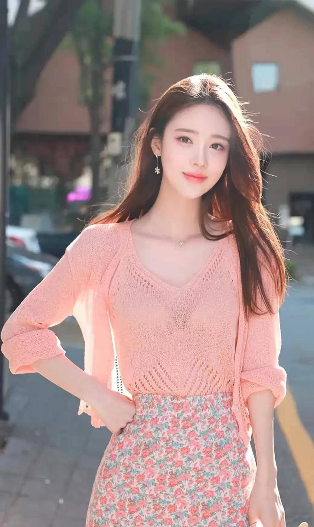 街拍美女穿搭玫瑰花裙,时尚搭配优雅贵气,仿佛花仙子下凡人间_粉色