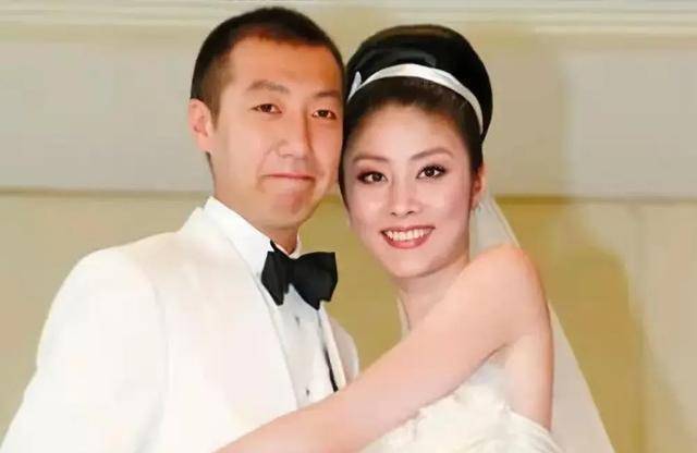 她的父亲是香港有名的珠宝商陈崇伟,据说香港三分之二的珠宝店都是