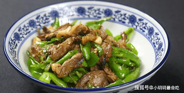 【青椒拆骨肉的做法流程】》【主料】:带肉猪骨头几斤(以大概能拆出