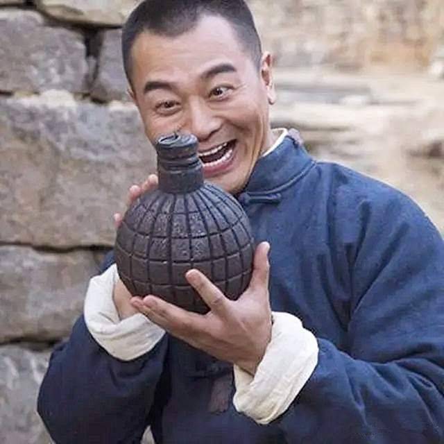 缺少炸药,赵化龙便把鞭炮分解,取出炮药放到地雷里.