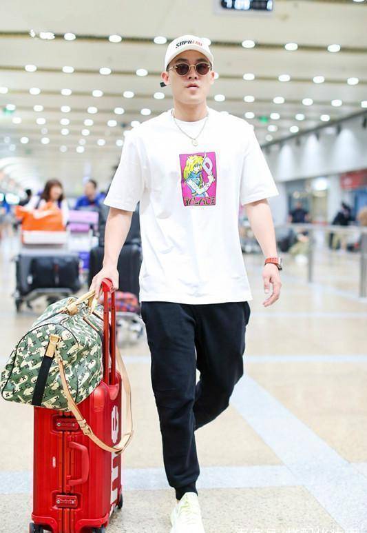 单身后的欧豪现身机场,全黑打扮依旧很帅,心情好像特别不错!