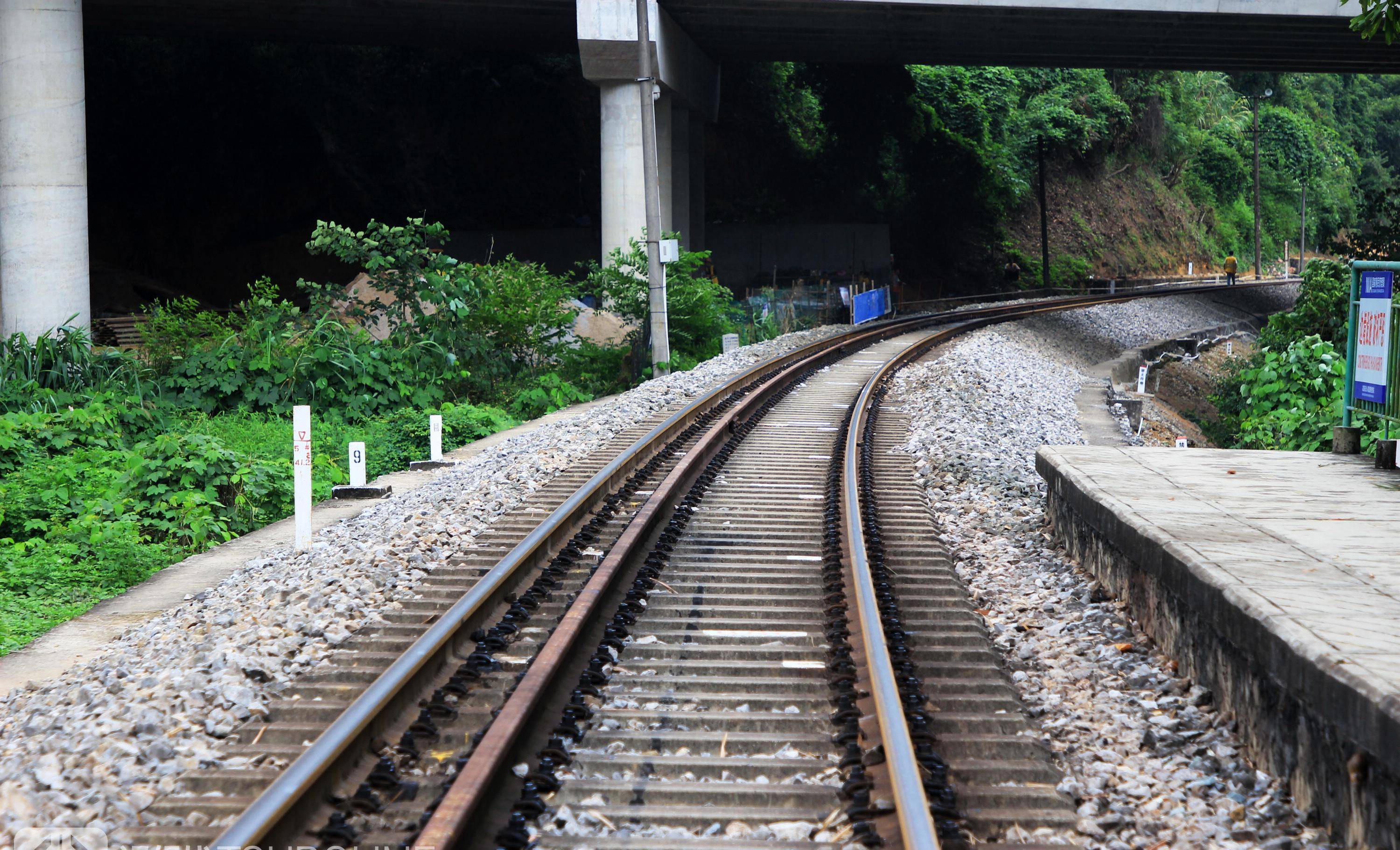 新中国成立后,因国内米轨与越南1435毫米标准轨距铁轨运行条件不同