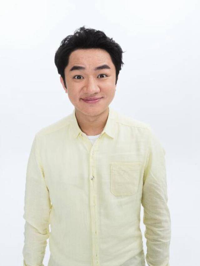 黄轩的鼻子其实也并不好看,和众多男明星的鼻子比起来,甚至可以说有些