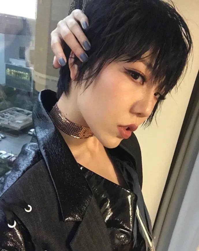 另类大嘴美女吴莫愁,地铁站里吓哭小孩的造型除了她找不出第二人