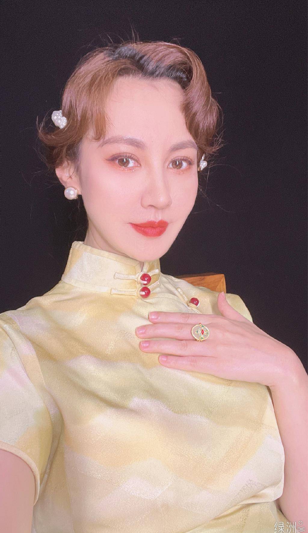 杨雪的眼睛可真大啊,穿暗色旗袍也不显老,气势强大让人害怕_服装_效果