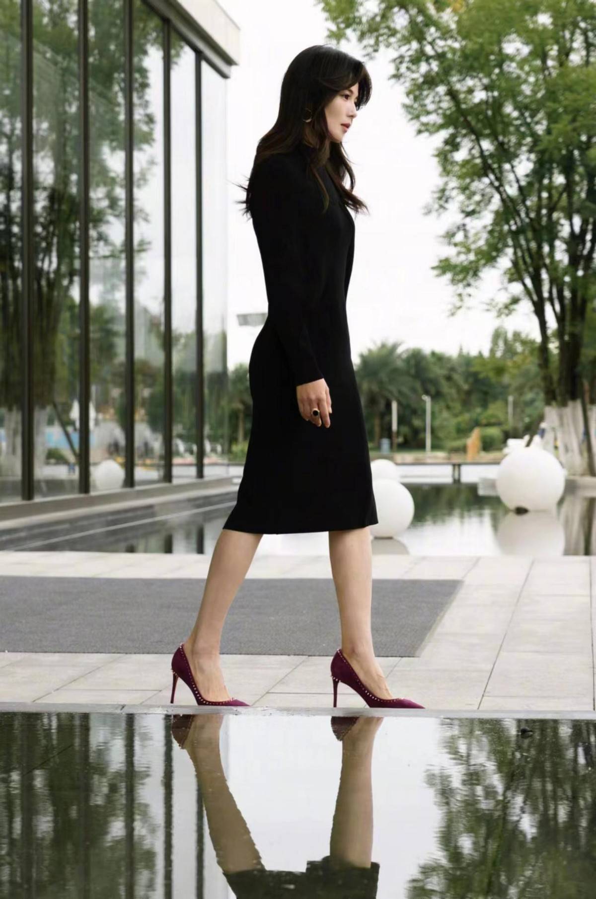 刘涛太会穿了,一袭小黑裙配紫色高跟鞋,美得恰到好处