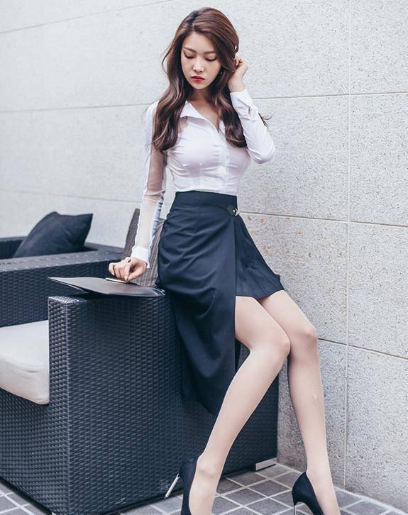 气质美女白衬衫写真私房照,女人如水,穿出不一样的气质_生活_感觉