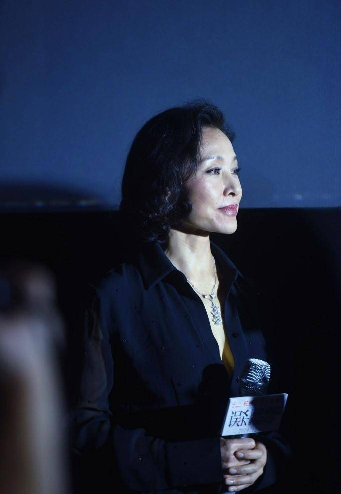 陈冲"国际脸"气场真大,穿紧身吊带礼服走红毯,年过半百更敢穿_黑色