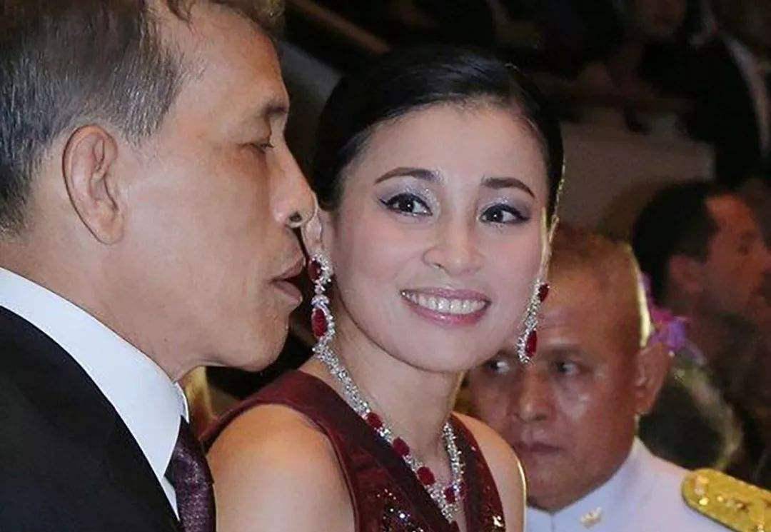 泰王后宫还有妃嫔,前段时间赦免的诗妮娜贵妃提前出狱,就给苏提达王后