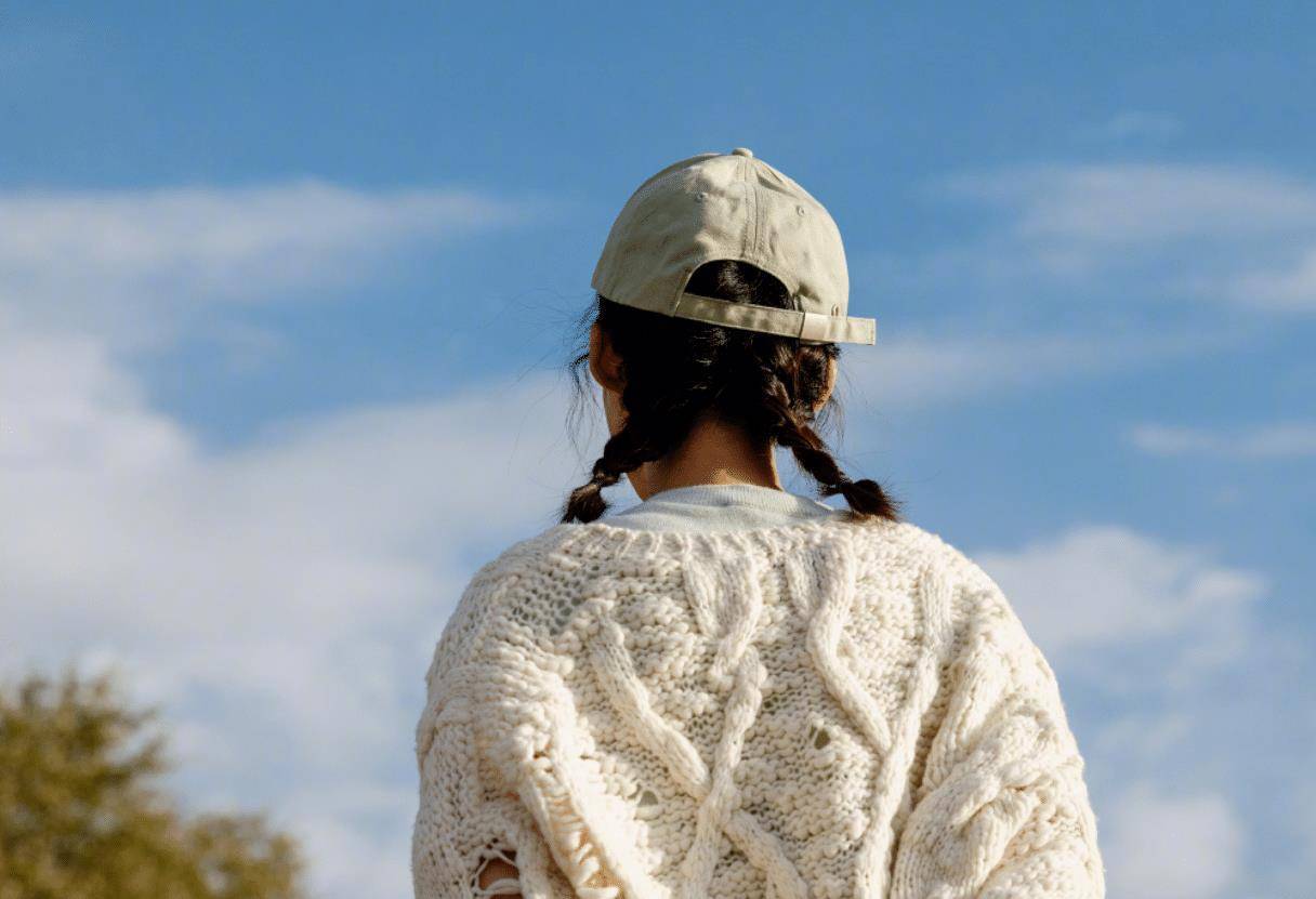 李沁晒游客照,双马尾惊艳又减龄,随便一拍都是大片的感觉!