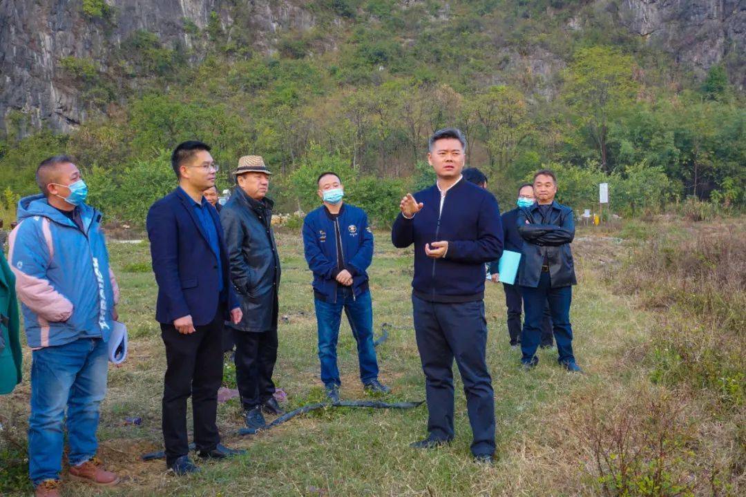 县委常委,宣传部部长余春香,副县长刘瑜明一同参加活动.