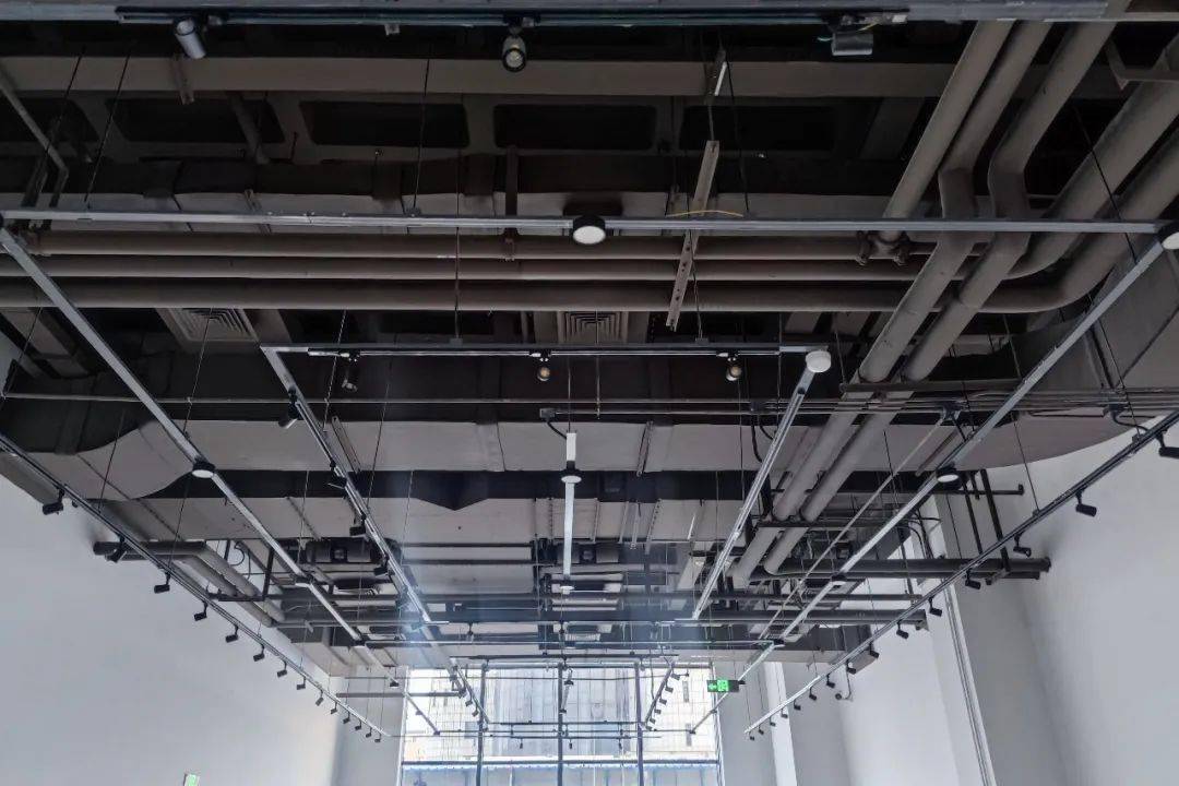 大方,安全的工业风吊顶为科学规划管线排布工程顶部采用工业风吊顶