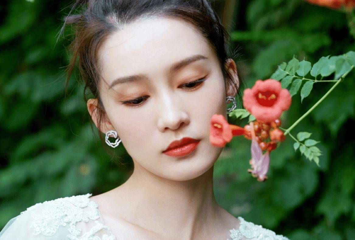 李沁晒游客照,双马尾惊艳又减龄,随便一拍都是大片的感觉!