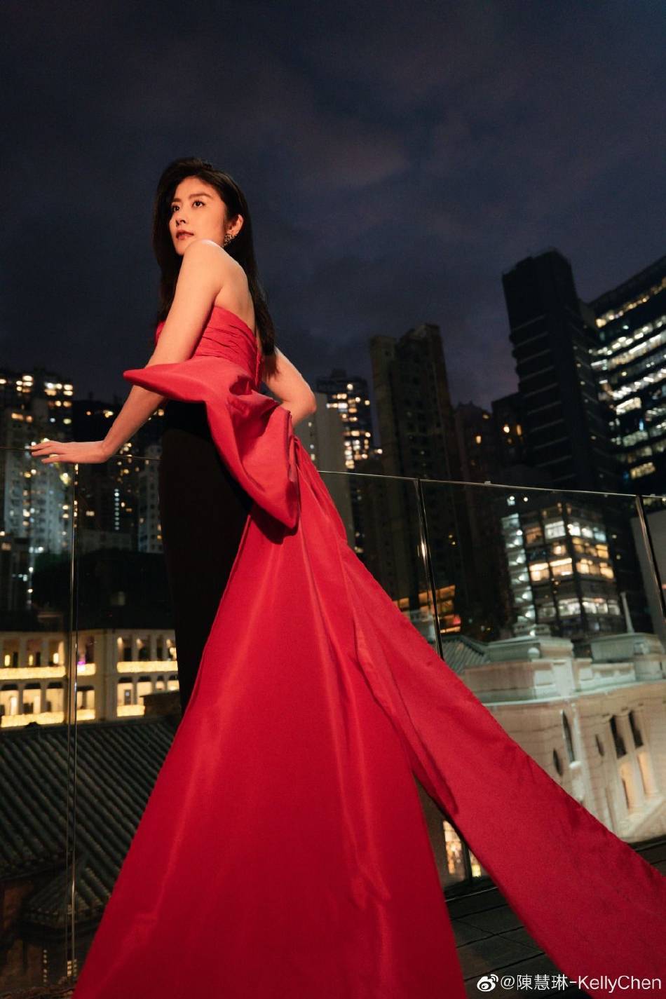 陈慧琳穿红裙大秀白皙美背！雪肤玉貌性感靓丽看不出50岁