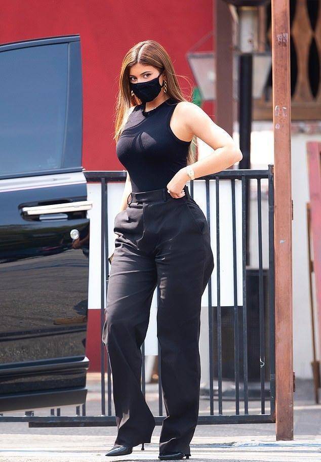 凯莉·詹娜近日穿搭合集,实力演绎简约美,成卡戴珊风格代言人_高跟鞋