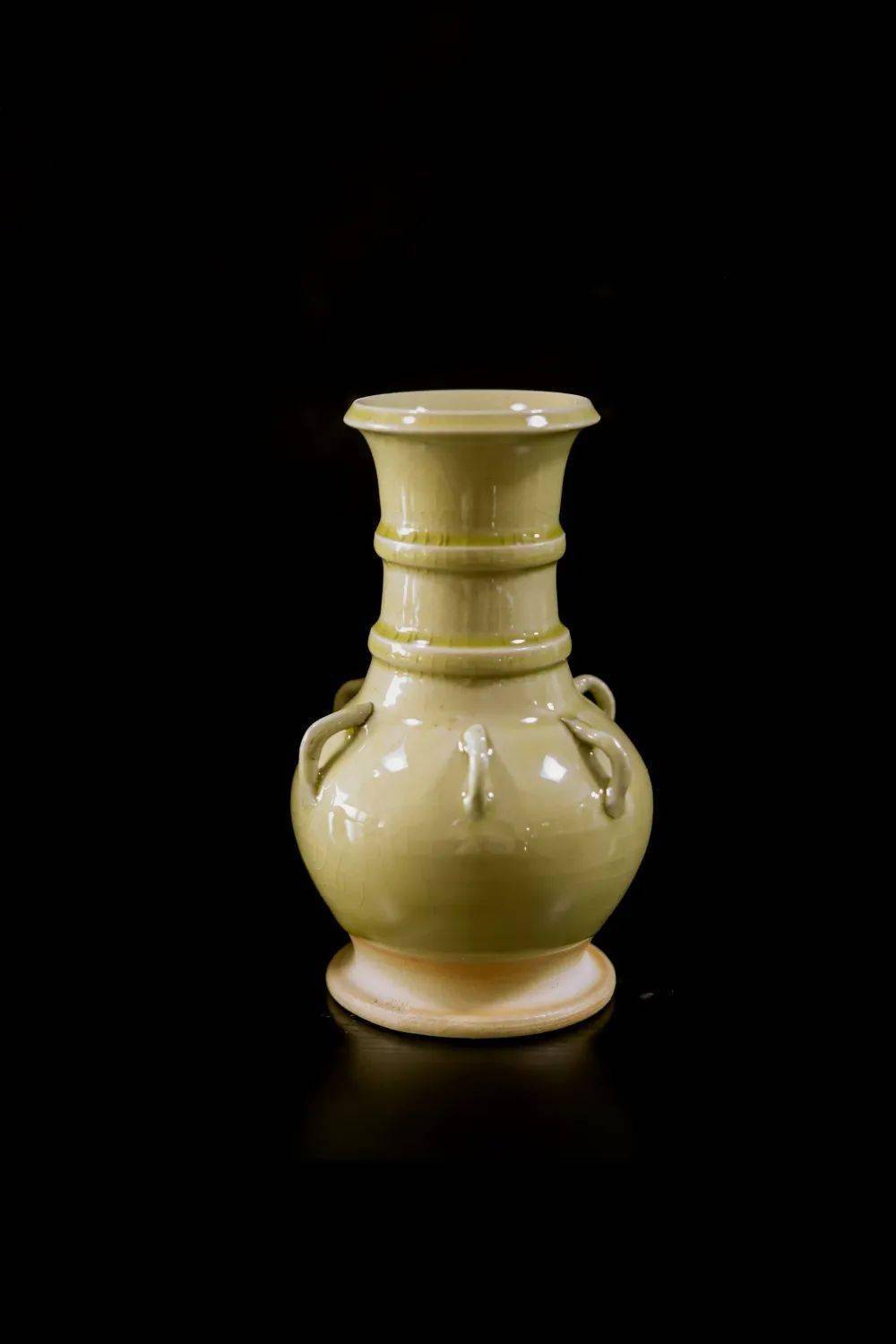 而青釉是中国瓷器著名的传统颜色釉,岳州窑青釉,亦是瓷器最早的颜色釉