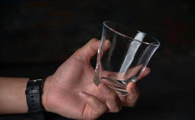 网友:举着你是杯子,一撒手就是玻璃渣子_都发_大王_正题